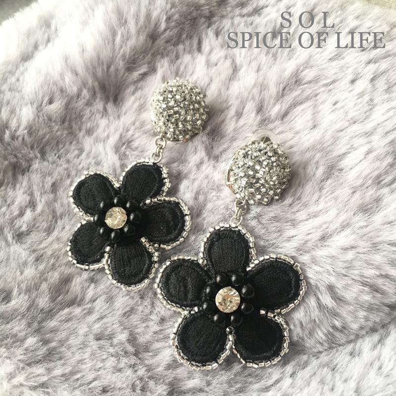 フラワーイヤリング ピアス ブラック S O L Spice Of Life