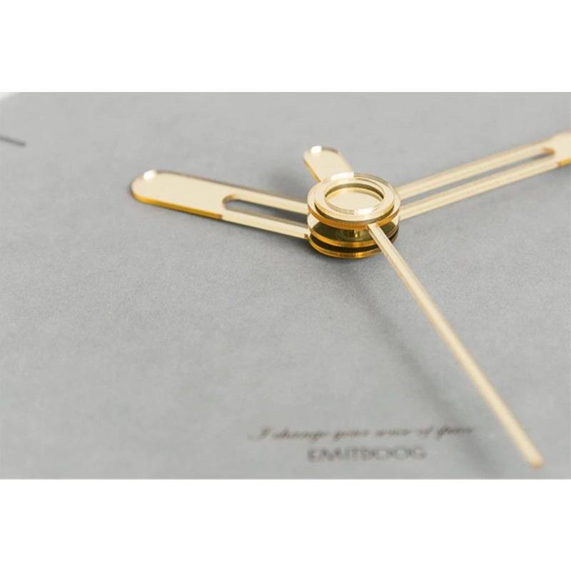 シンプルイズベスト シンプルモダンデザインの壁時計 北欧時計リビングルームのファッション時計