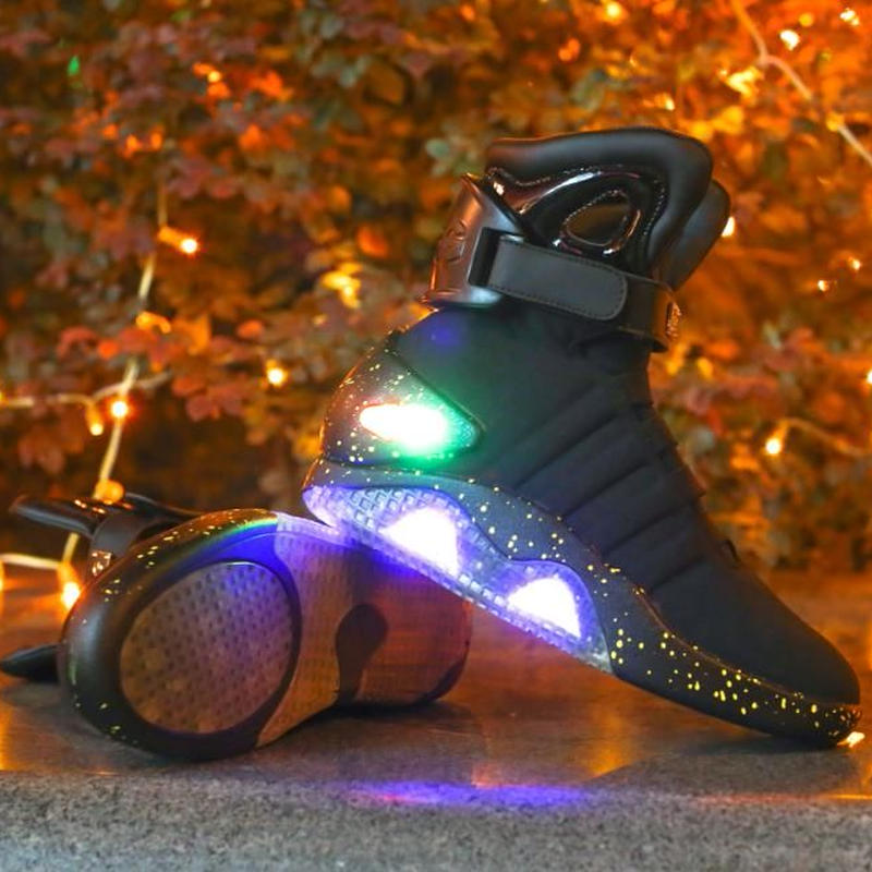 バック トゥ ザ フューチャー マーティ 未来の靴 スニーカー シューズ 白 黒 Led点灯 バック トゥ ザ フューチャー マーティ 未来の靴 スニーカー シューズ 白 黒 Led点灯