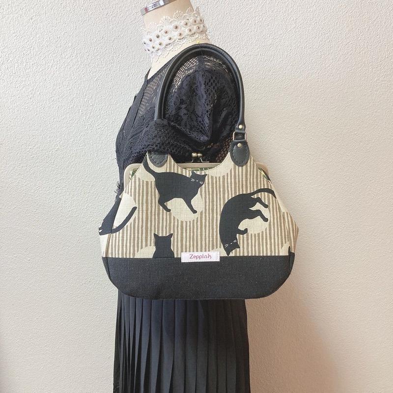 黒猫ストライプ柄 ぬばたま あおりがま口バッグ 亜麻色 Zeppink