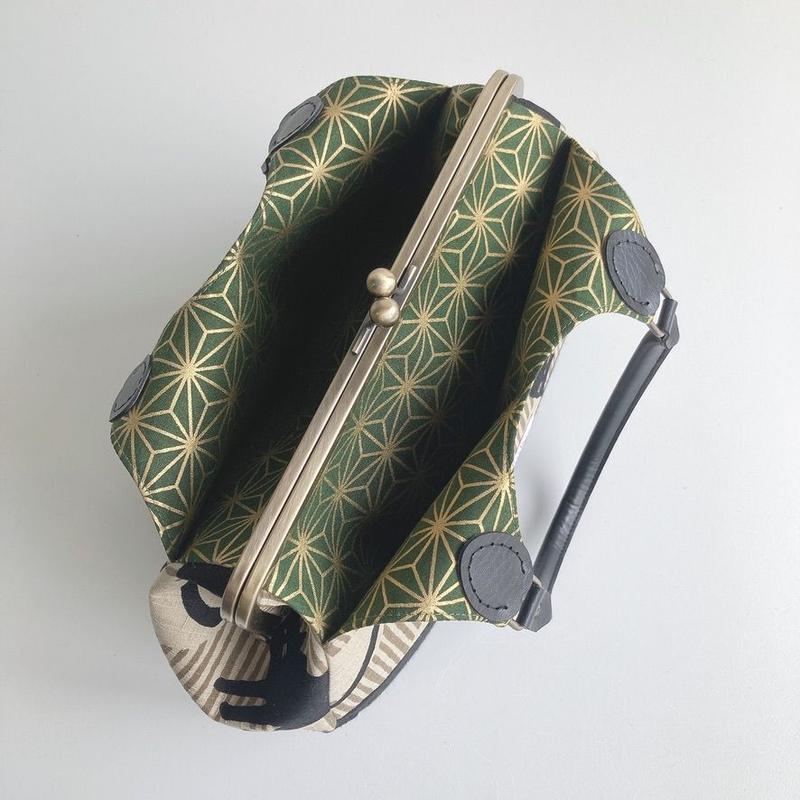 黒猫ストライプ柄 ぬばたま あおりがま口バッグ 亜麻色 Zeppink