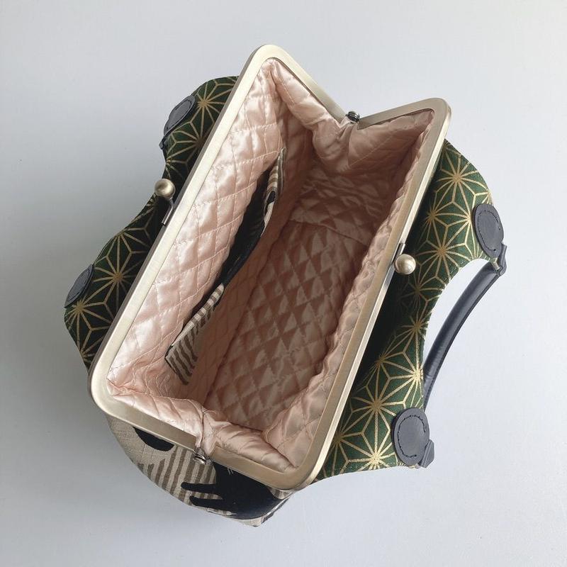 黒猫ストライプ柄 ぬばたま あおりがま口バッグ 亜麻色 Zeppink