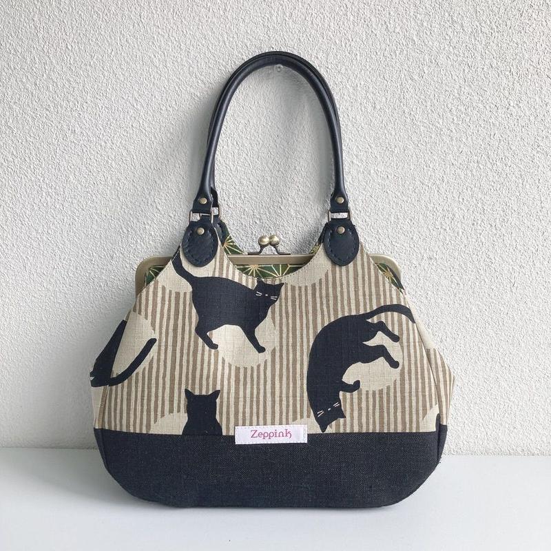 黒猫ストライプ柄 ぬばたま あおりがま口バッグ 亜麻色 Zeppink