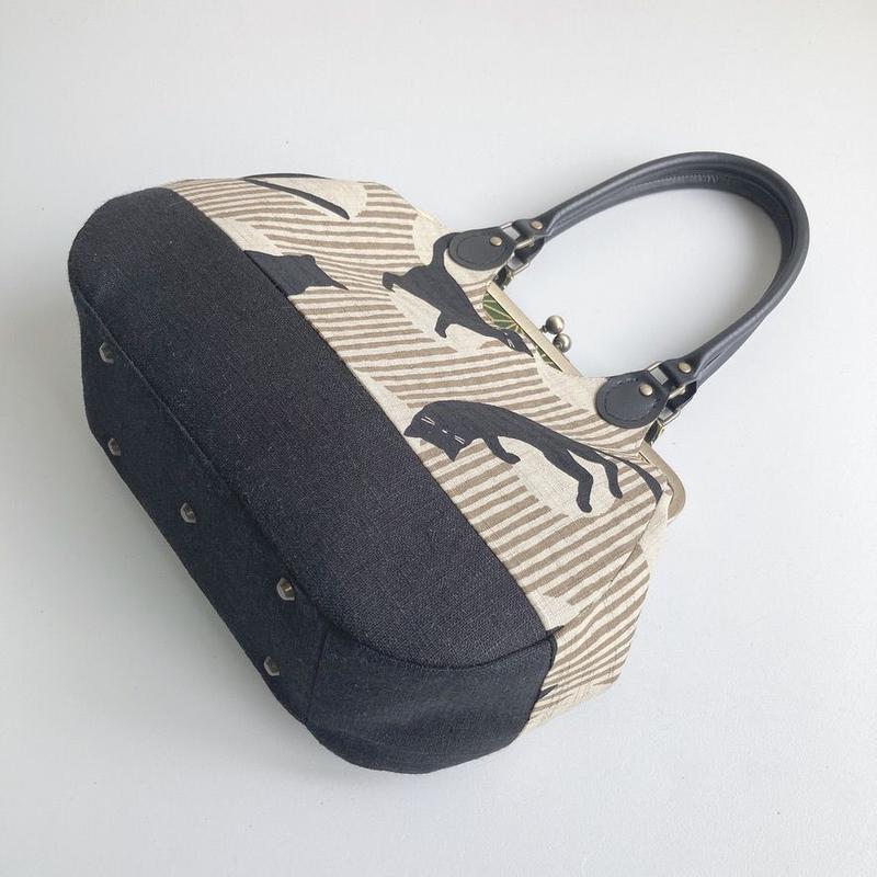 黒猫ストライプ柄 ぬばたま あおりがま口バッグ 亜麻色 Zeppink