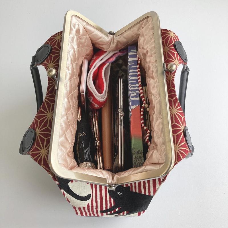 黒猫ストライプ柄 ぬばたま あおりがま口バッグ 亜麻色 Zeppink