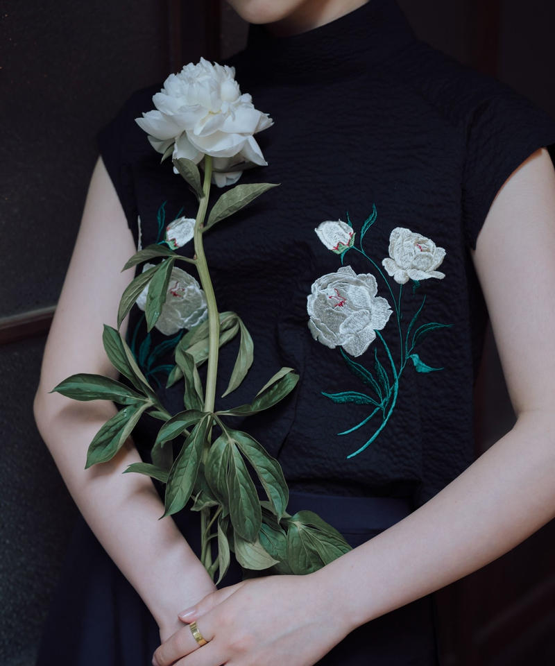 花を着るブラウス#01【芍薬】-black- | iCONOLOGY 最前線の 花を着るブラウス#01【芍薬】-black- シャツ/ブラウス(半袖/袖なし)