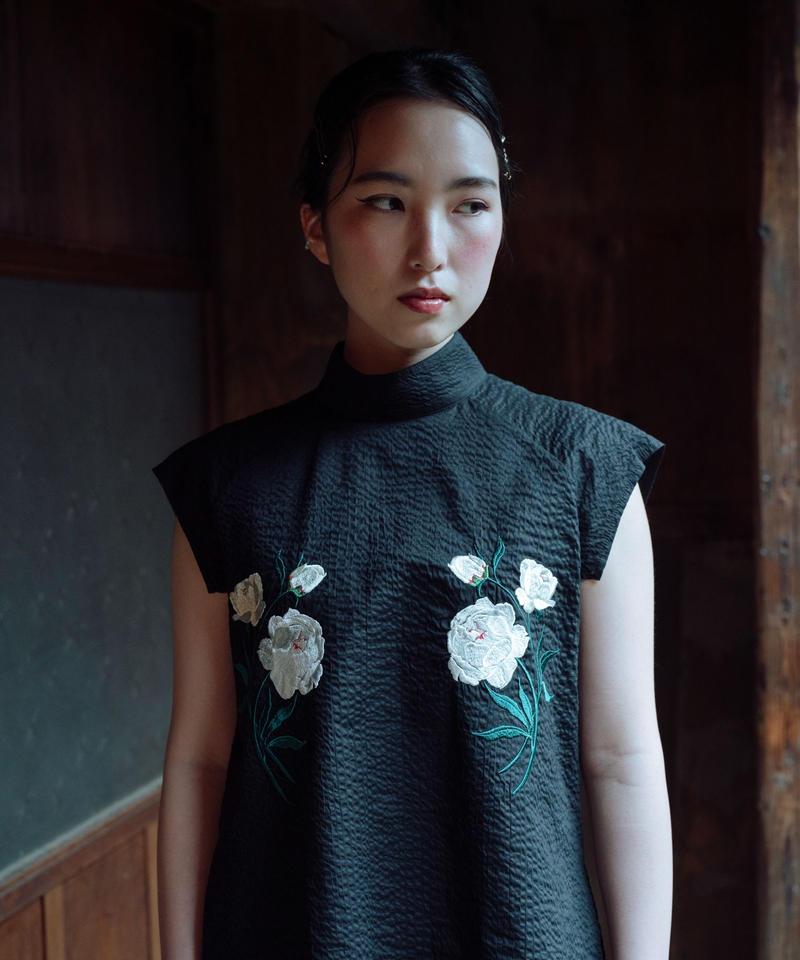 花を着るブラウス#01【芍薬】-black- | iCONOLOGY 最前線の 花を着るブラウス#01【芍薬】-black- シャツ/ブラウス(半袖/袖なし)