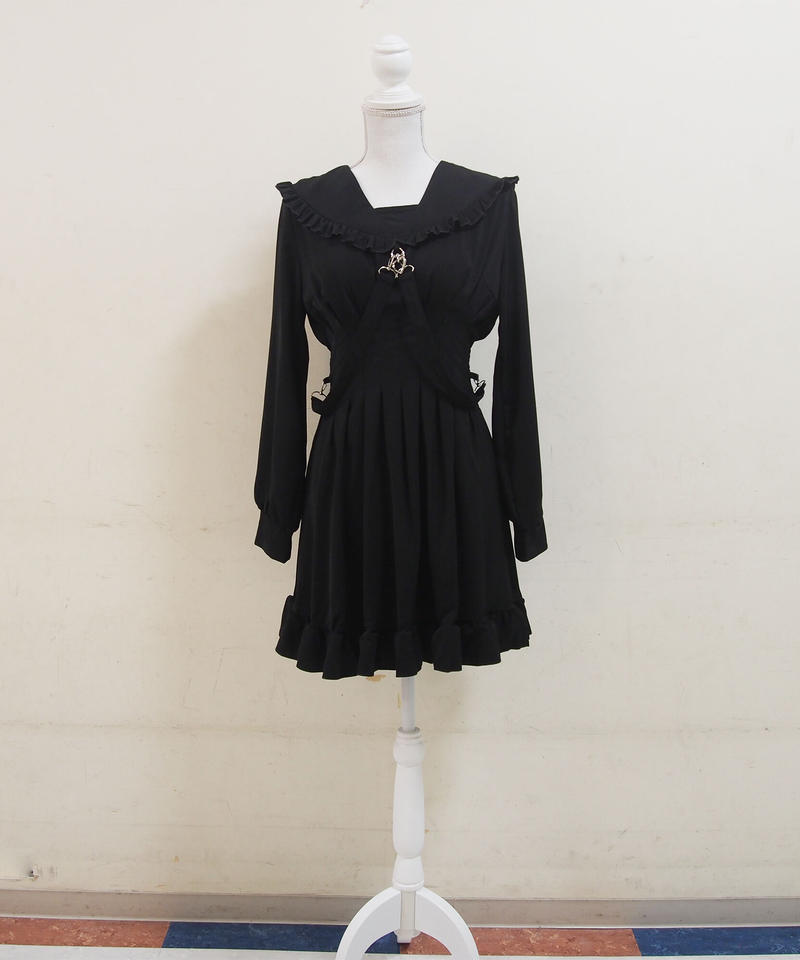 サスペンダーチェーン付きプリーツワンピース Min Plume Official Store