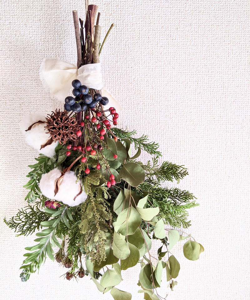 コットンと野バラの実とシャリンバイを組み合わせた 素朴な冬ドライフラワー スワッグ May