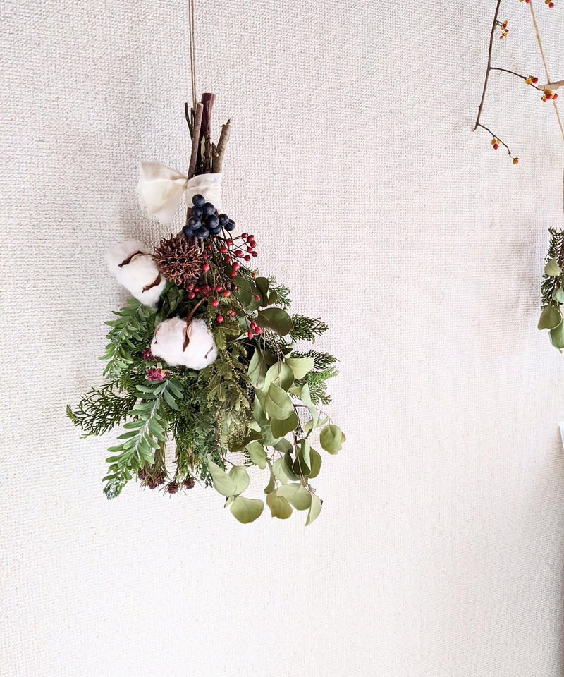 コットンと野バラの実とシャリンバイを組み合わせた 素朴な冬ドライフラワー スワッグ May