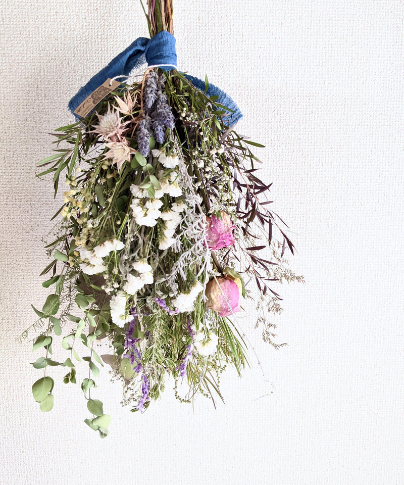 紅いユーカリポポラスと白のスターチス ローズマリーなどのハーブを束ねたレトロなドライフラワー