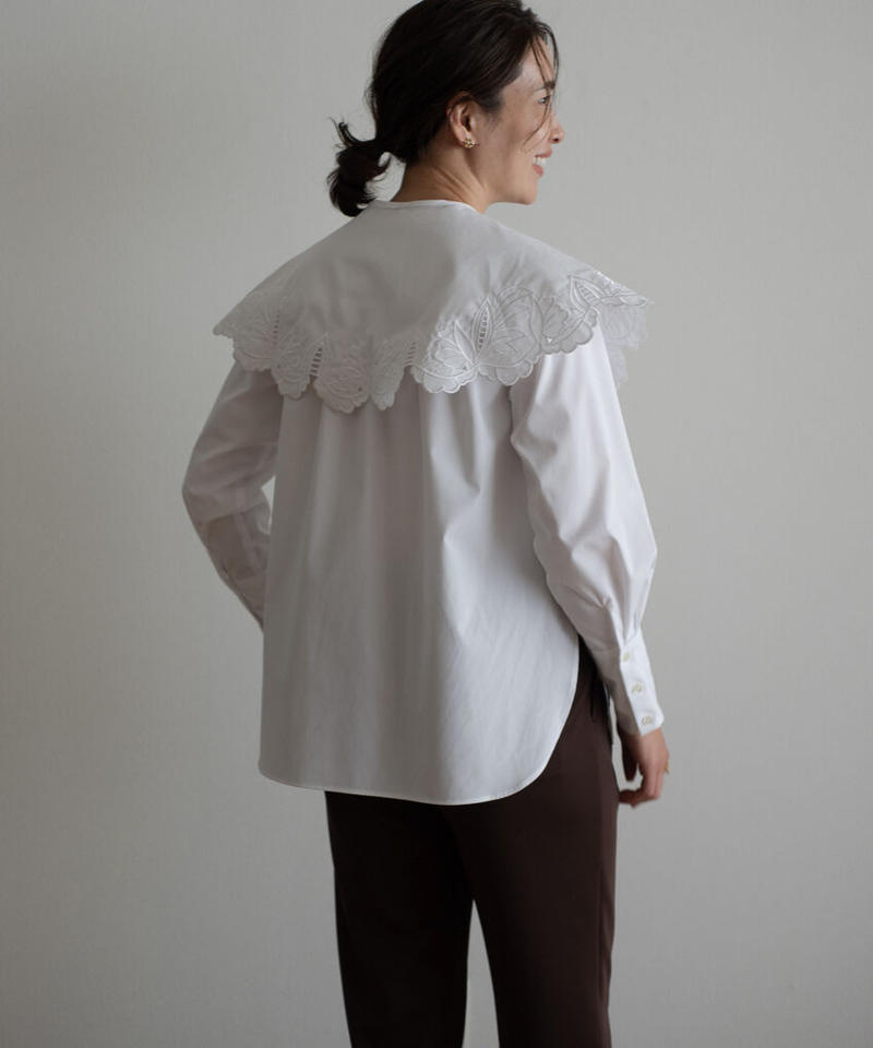 美品✨人気　オーガ　OHGA 裾フリルブラウス　長袖　ホワイト　近年　フレア 美品✨人気 オーガ OHGA 裾フリルブラウス 長袖 ホワイト 近年