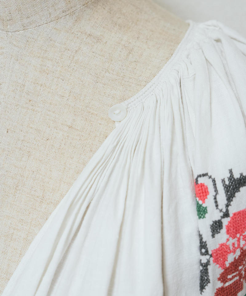 赤やピンクの薔薇刺繍ワンピース Photogenic Closet