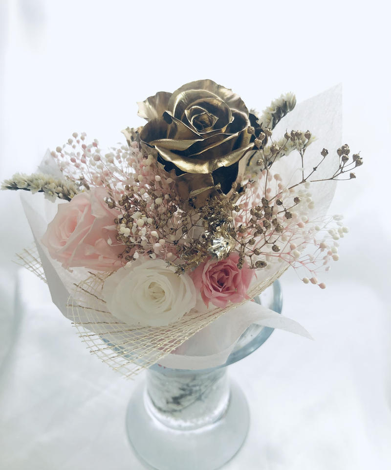 ゴールドローズとパステルピンクの花束ガラス花器アレンジ フラワーケースリボンラッピング付き