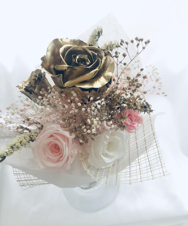 ゴールドローズとパステルピンクの花束ガラス花器アレンジ フラワーケースリボンラッピング付き ゴールドローズとパステルピンクの花束ガラス花器アレンジ フラワーケースリボンラッピング付き
