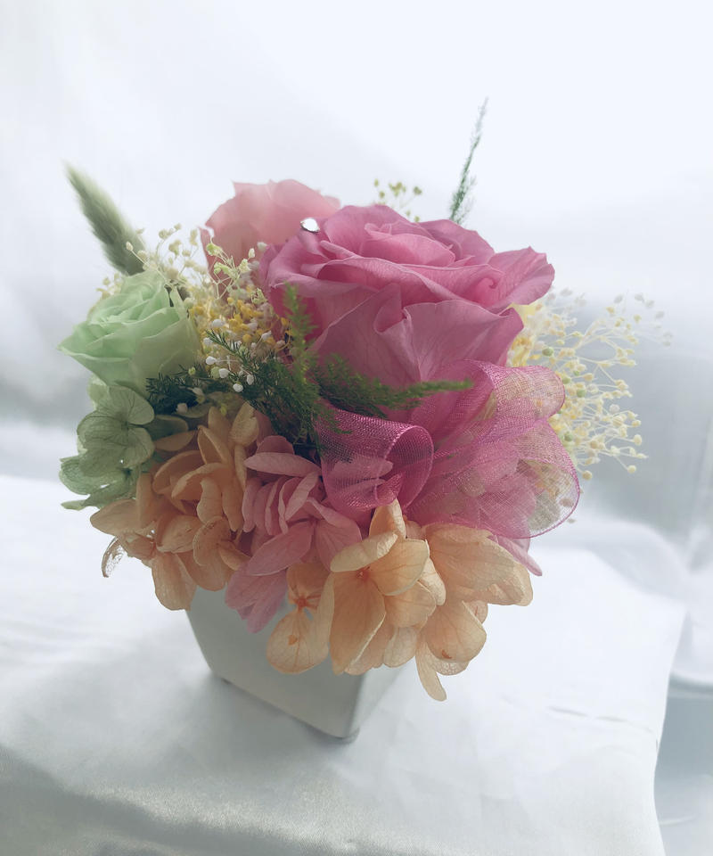 プリザーブドフラワーピンクの薔薇と小花アレンジ フラワーケースリボンラッピング付き 世都華