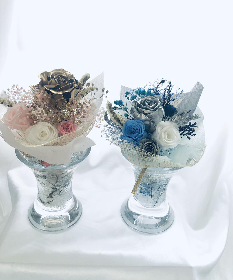 ゴールドローズとパステルピンクの花束ガラス花器アレンジ フラワーケースリボンラッピング付き ゴールドローズとパステルピンクの花束ガラス花器アレンジ フラワーケースリボンラッピング付き