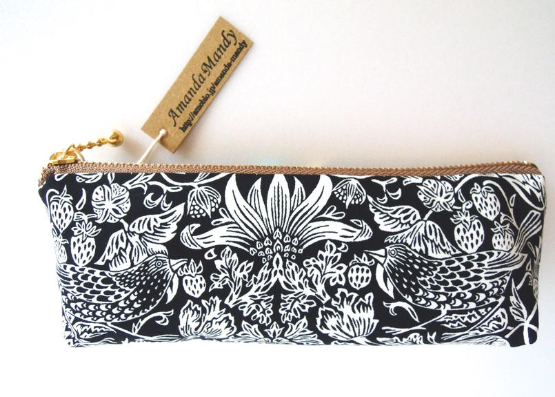 リバティペンケース ストロベリーメドウ ブラック Amanda Mandy