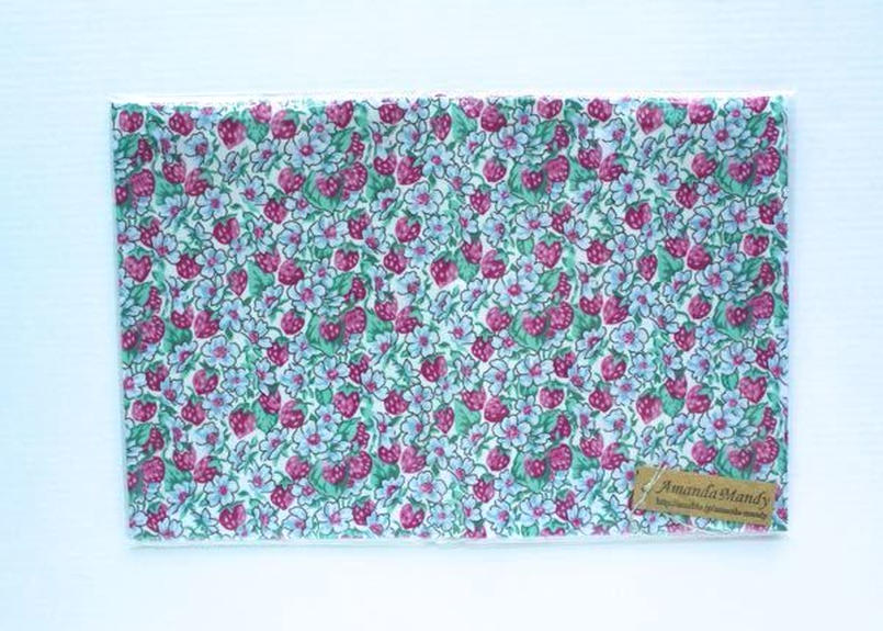 リバティ文庫サイズブックカバー アシュテッド いちご柄 ピンク Amanda Mandy