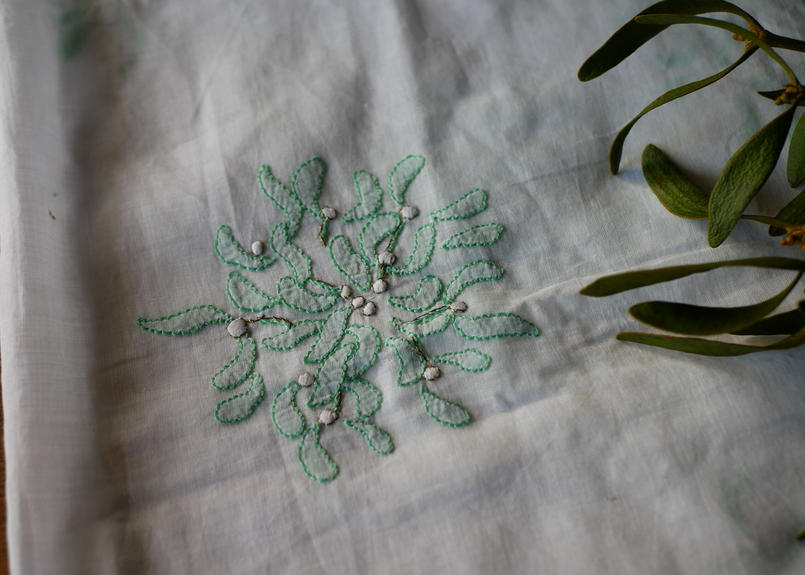 アンティークフランス購入 北欧ハーダンガー赤紅糸刺繍 ライム格子織