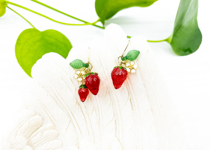 いちごと花のピアス Atelier Mon Chat Bleu