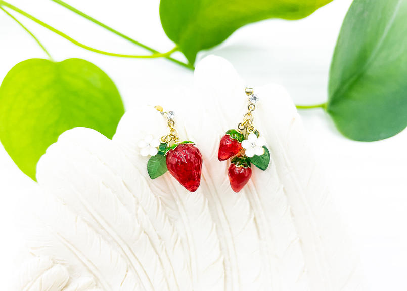 小粒いちごと花のピアス Atelier Mon Chat Bleu