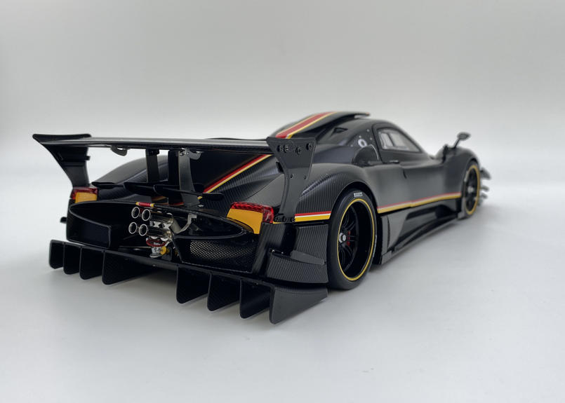 希少 オートアート 1/18 パガーニ ゾンダ レボリューション カーボン