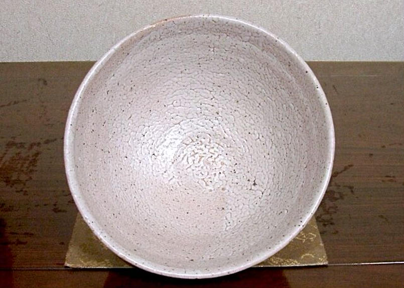 京焼・清水焼　ピーター・ハーモン（巖）作　黒豆　灰釉　梅花茶碗　無傷　共箱　保証 京焼・清水焼 ピーター・ハーモン（巖）作 黒豆 灰釉 梅花茶碗