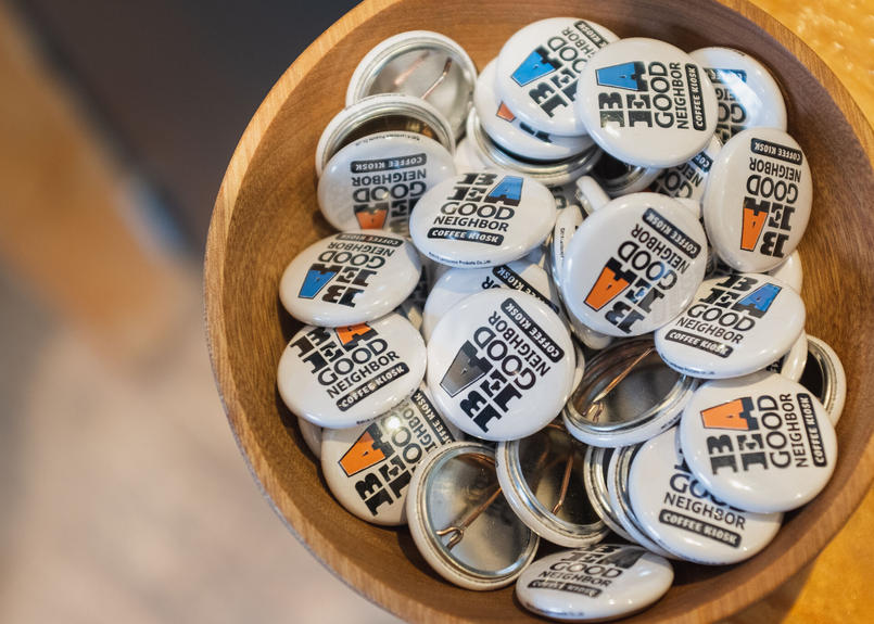 オリジナル缶バッチ Be A Good Neighbor Coffee Kiosk Be オリジナル缶バッチ Be A Good Neighbor Coffee Kiosk Be