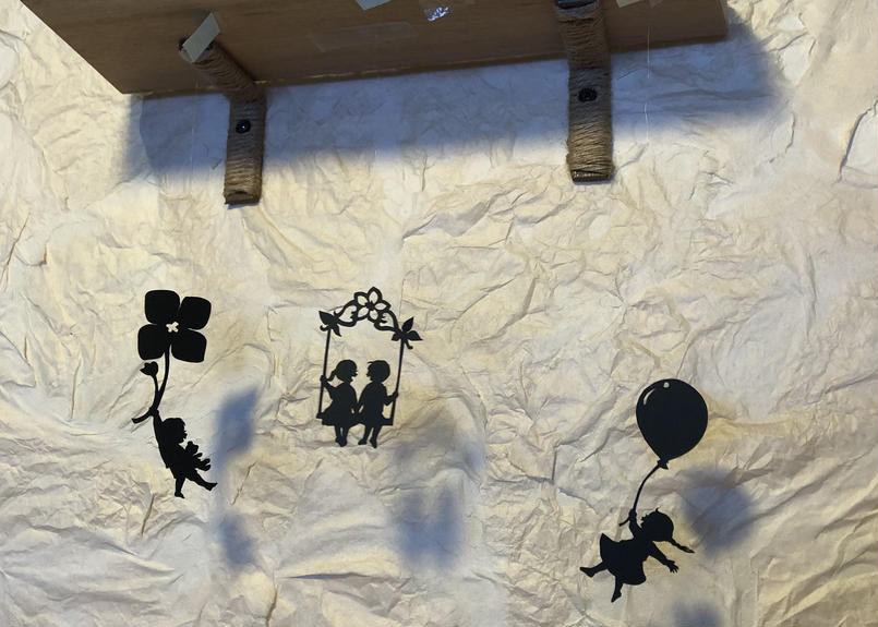 切り絵のモビール 一人お花 紙切ル