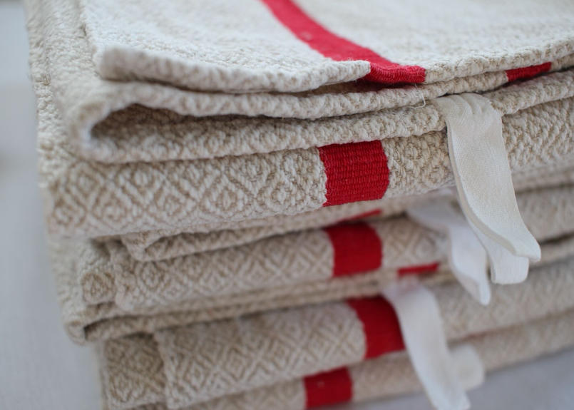 アンティークバスク織り緻密な織模様クロス 赤＆ネイビー イニシャル