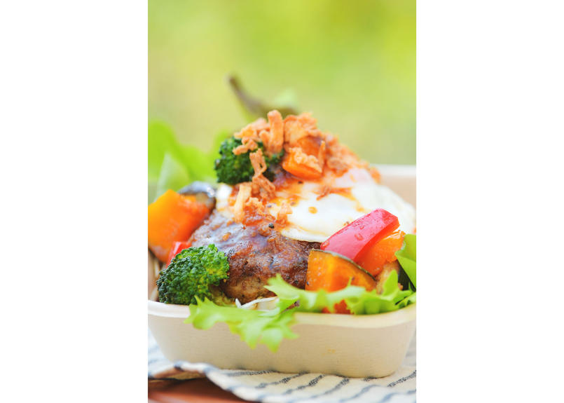 砂丘の家 レイガーデンカフェ 鳥取和牛と県産ポークの自家製手ごねハンバーグロコモコ丼 ガーリ